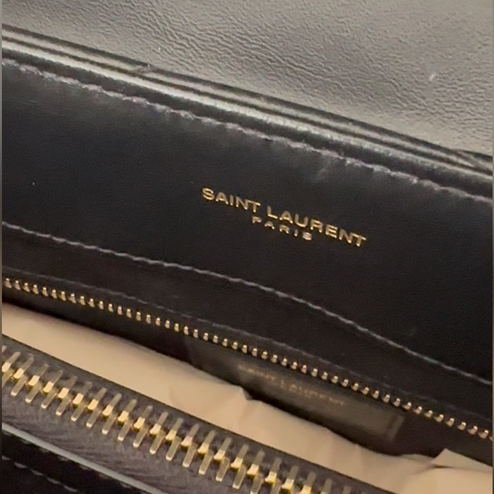 Saint Laurent LOULOU medium quilted leather.
Black Chevron with Gold Chain - Picture 7 of 7